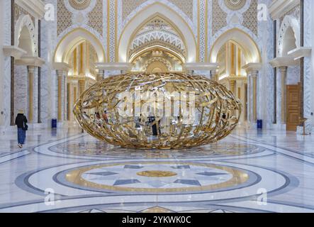 Une image d'une sculpture dorée à l'East Hall de Qasr Al Watan Banque D'Images