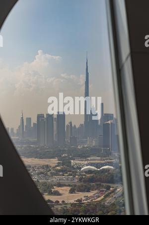 Une photo du centre-ville de Dubaï vu du Dubai Frame, avec le Burj Khalifa dominant les bâtiments environnants Banque D'Images