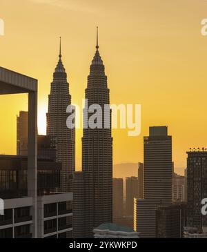 Une photo des tours jumelles Petronas à l'aube, vues d'un hôtel voisin Banque D'Images