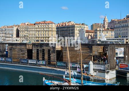 Marseille. France - 19 novembre 2024 : ce pittoresque front de mer du Vieux-Port de Marseille est animé par l'activité. De nombreux bateaux sont amarrés Banque D'Images