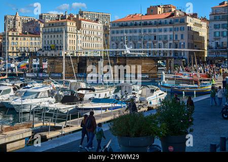 Marseille. France - 19 novembre 2024 : Vieux Port de Marseille, où une variété de bateaux et yachts sont ancrés. Les bâtiments historiques bordant le harb Banque D'Images