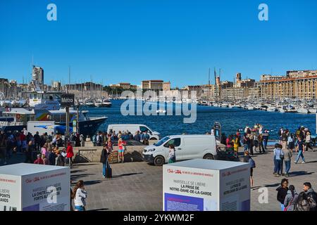 Marseille. France - 19 novembre 2024 : une marina animée dans le Vieux-Port de Marseille regorge de bateaux et yachts amarrés aux quais. Th Banque D'Images