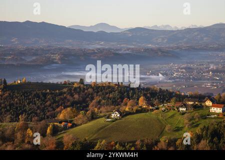 Ambiance matinale, lumière matinale tombant sur le paysage vallonné et les vignobles, brume matinale dans la vallée, vue depuis la plate-forme d'observation Demmerkogel Banque D'Images