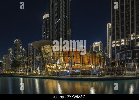 Une photo de l'Opéra de Dubaï la nuit Banque D'Images