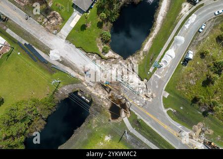 Pont détruit après l'ouragan en Floride. Matériel de construction sur le chantier. Reconstruction d'une route endommagée après le lavage de l'eau d'inondation Banque D'Images