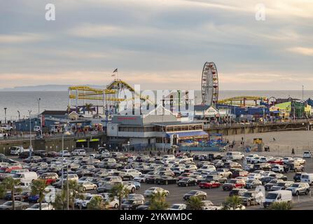 Une photo de la jetée de Santa Monica et du parking à proximité au coucher du soleil Banque D'Images