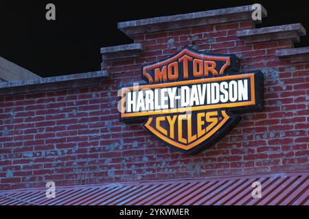 Une photo du panneau Harley-Davidson sur un mur de briques Banque D'Images