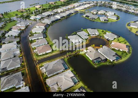 Zone résidentielle inondée avec des maisons sous-marines de l'eau de pluie d'ouragan dans la communauté de banlieue de Floride. Conséquences d'une catastrophe naturelle dans le sud Banque D'Images