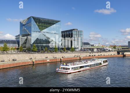 Une photo du bâtiment 3XN Cube Berlin, de la gare centrale de Berlin derrière, et une croisière sur la rivière Spree Banque D'Images