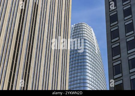 Une photo de la tour Salesforce qui regarde à travers d'autres bâtiments du centre-ville de San Francisco Banque D'Images