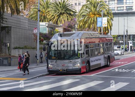 Une photo d'un bus muni dans le centre-ville de San Francisco Banque D'Images