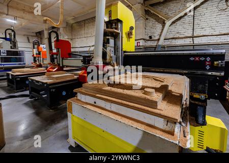 Atelier de travail du bois. Perceuses et fraiseuses CNC automatisées. Banque D'Images