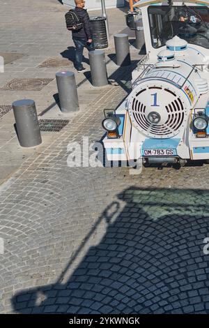 Marseille. France - 19 novembre 2024 : train touristique à Marseille, France, avec un schéma de couleurs blanc et bleu distinctif. Le train est rempli d'esprit Banque D'Images