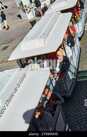 Marseille. France - 19 novembre 2024 : un train touristique blanc et bleu transportant des passagers dans les rues pavées de Marseille, France. Le tr Banque D'Images