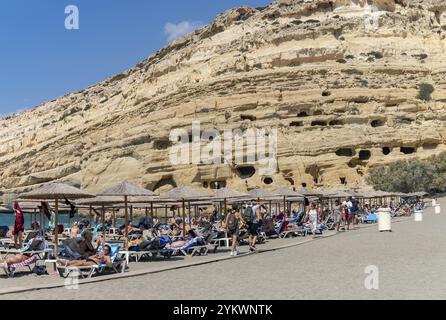 Une photo de la plage de Matala, avec les grottes de Matala au sommet Banque D'Images