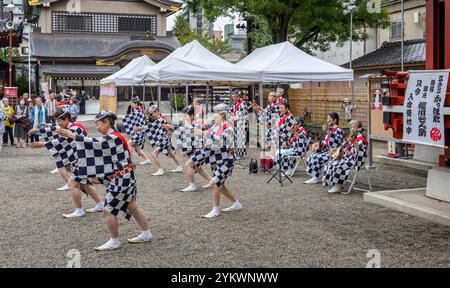 Groupe de femmes et d'hommes japonais élégants jouant une danse folklorique traditionnelle au temple Senso-Ji à Tokyo, japon, le 6 octobre 2024 Banque D'Images