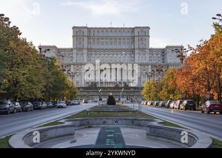 Une photo du Palais du Parlement au coucher du soleil, à l'automne, vu du boulevard Union Banque D'Images