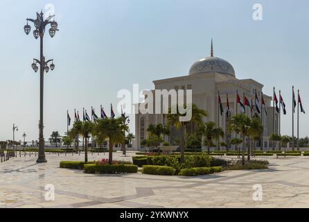 Une photo de la porte la plus éloignée de Qasr Al Watan avec plusieurs drapeaux des Émirats arabes Unis Banque D'Images