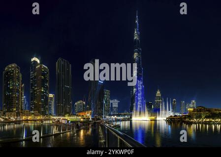 Une photo de l'emblématique Burj Khalifa avec le Dubai Fountain Show, et les bâtiments environnants du centre-ville de Dubaï et le lac Burj Khalifa, la nuit Banque D'Images