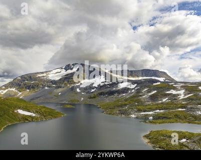 Beau paysage norvégien avec des collines et un lac Banque D'Images