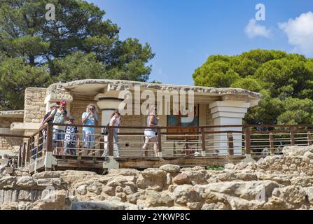 Une photo du Propylaeum du Sud et des fresques du porte-coupe au palais de Knossos Banque D'Images