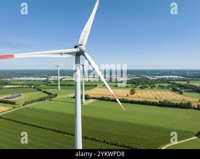 Trois éoliennes dans un paysage agricole vu des airs Banque D'Images