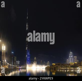 Une photo de l'emblématique Burj Khalifa, le spectacle de lumière et d'eau de la fontaine de Dubaï, et les bâtiments environnants du centre-ville de Dubaï et le lac Burj Khalifa, AT Banque D'Images