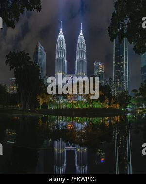 Une photo des tours jumelles Petronas vues depuis le parc KLCC la nuit Banque D'Images