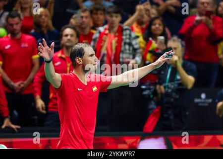 19 novembre 2024, Espagne, Málaga : Tennis, hommes : Coupe Davis - éliminatoires, quarts de finale. Pays-Bas - Espagne. Rafael Nadal fait signe à la foule après le match. Photo : Frank Molter/dpa Banque D'Images