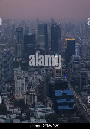 Une photo des bâtiments du quartier Khlong Toei de Bangkok au coucher du soleil Banque D'Images