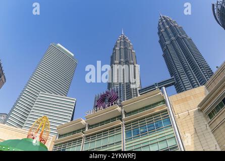 Une photo des tours jumelles Petronas s'élevant au-dessus du centre commercial Suria KLCC Banque D'Images