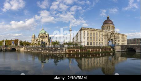 Une photo de quelques monuments de Berlin, tels que le Forum Humboldt ou le Palais de Berlin, le Berliner Fernsehturm et la cathédrale de Berlin, reflétait sur le S. Banque D'Images