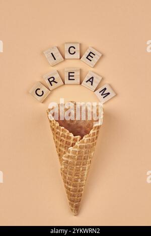 Cône gaufré et cubes en bois avec inscription Ice-Cream. Vue de dessus, pose à plat Banque D'Images