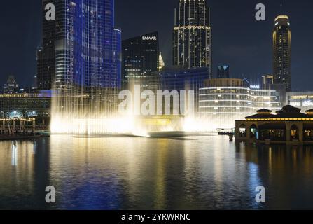 Une photo du spectacle de lumière et d'eau de la fontaine de Dubaï la nuit Banque D'Images