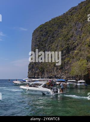 Une photo de vedettes rapides reposant sur l'île de Ko Phi Phi Lee Banque D'Images