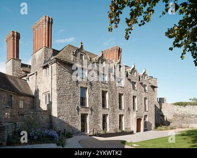 Façade en pierre de manoir avec pignons. Château de Hay, Hay-on-Wye, Royaume-Uni. Architecte : MICA, 2022. Banque D'Images