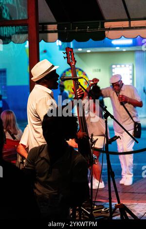 Groupe jouant de la musique live au Cuban Nightclub Ball & Chain Bar and Lounge, Little Havana, Miami, Floride, États-Unis Banque D'Images