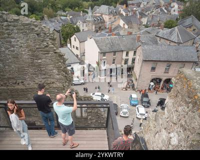 Plate-forme d'observation dans le château garder avec la ville historique au-delà. Château de Hay, Hay-on-Wye, Royaume-Uni. Architecte : MICA, 2022. Banque D'Images