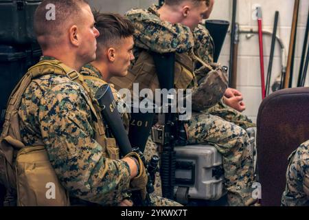 San Diego, États-Unis. 22 octobre 2024. Les Marines reçoivent un briefing à la Marine corps Air Station Miramar avant de partir pour un exercice d'entraînement, le 22 octobre 2024. (Matthew Bowler/KPBS/SIPA USA) **PAS DE VENTES À SAN DIEGO-SAN DIEGO OUT** crédit : SIPA USA/Alamy Live News Banque D'Images