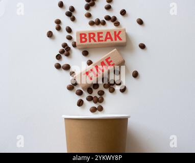 Symbole de temps de pause. Concept mot Break Time sur des blocs de bois. Beau fond blanc avec tasse à café. Concept d'affaires et de pause. Copier l'espace Banque D'Images