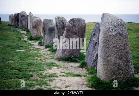 Ystad, Suède. Maison pour les pierres historiques d'Ale sur la colline au village de Kåseberga. Un monument mégalithique dans le sud de la Suède. Juin 1987. Banque D'Images