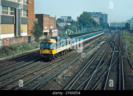 Une locomotive diesel de classe 47 numéro 47706 dans la livrée Faded Scotrail fonctionnant un service sud-est du réseau «Network Express» à Wimbledon le 26 septembre 1992. Banque D'Images
