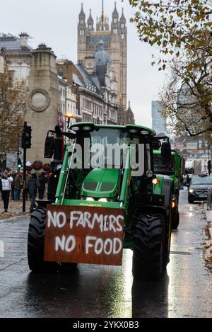 Les agriculteurs protestent à Londres contre l'intention budgétaire du Labour de limiter l'aide aux biens agricoles (APR) qui, selon eux, risque de compromettre l'avenir de l'agriculture Banque D'Images