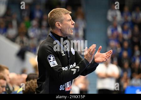 Gummersbach, Deutschland. 19 novembre 2024. Gudjon Valur Sigurdsson (VfL Gummersbach Trainer) applaudiert GER, VfL Gummersbach vs. FH Hafnarfjoerdur, Handball, EHF Pokal, Gruppenrunde, Spielzeit 2024-2025, 19.11.2024 Foto : Eibner-Pressefoto/Juergen Augst crédit : dpa/Alamy Live News Banque D'Images