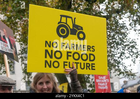 Londres, Royaume-Uni. 19 novembre 2024. Manifestant avec pancarte au London Farming Rally à Whitehall, pour protester contre les plans du gouvernement de réduire l'allégement des droits de succession à 50% pour les exploitations agricoles. Banque D'Images