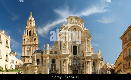 Murcie, Espagne - L'entrée avant ornée spectaculaire de l'église de la cathédrale Sainte-Marie de Murcie. Le clocher, debout à trois cents pieds, Banque D'Images