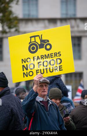 Londres, Royaume-Uni. 19 novembre 2024. Manifestant avec pancarte au London Farming Rally à Whitehall, pour protester contre les plans du gouvernement de réduire l'allégement des droits de succession à 50% pour les exploitations agricoles. Banque D'Images