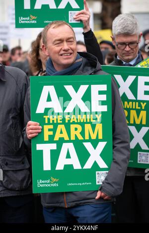 Londres, Royaume-Uni. 19 novembre 2024. Manifestant avec pancarte, au London Farming Rally à Whitehall, pour protester contre les plans du gouvernement de réduire l'allégement des droits de succession sur les propriétés agricoles à 50% pour les exploitations agricoles. Banque D'Images