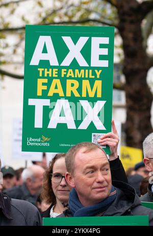 Londres, Royaume-Uni. 19 novembre 2024. Manifestant avec pancarte, au London Farming Rally à Whitehall, pour protester contre les plans du gouvernement de réduire l'allégement des droits de succession sur les propriétés agricoles à 50% pour les exploitations agricoles. Banque D'Images