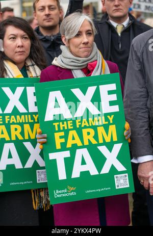 Londres, Royaume-Uni. 19 novembre 2024. Manifestant avec pancarte, au London Farming Rally à Whitehall, pour protester contre les plans du gouvernement de réduire l'allégement des droits de succession sur les propriétés agricoles à 50% pour les exploitations agricoles. Banque D'Images